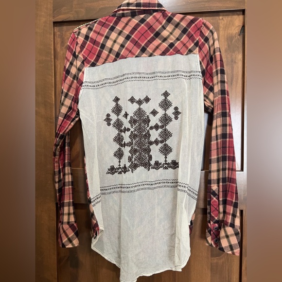 gimmicks by BKE Button Up with beadwork and back detail size Medium - Picture 2 of 2